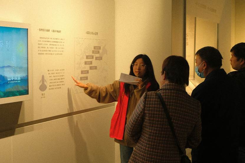 图片包含 人, 室内, 站, 看着AI 生成的内容可能不正确。 图片包含 人, 室内, 站, 看着AI 生成的内容可能不正确。