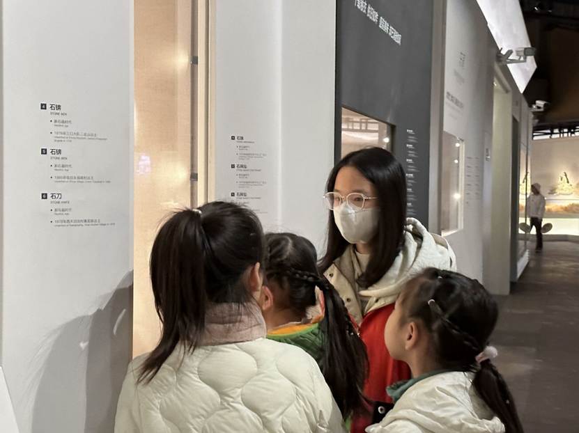 人们站在一起AI 生成的内容可能不正确。 人们站在一起AI 生成的内容可能不正确。