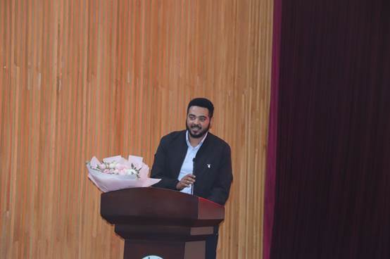 男人站在门前 AI 生成的内容可能不正确。